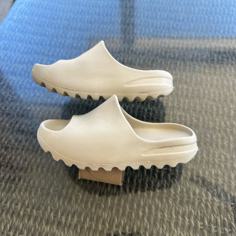 Kids Yeezy slides “bone” 2022 size k10